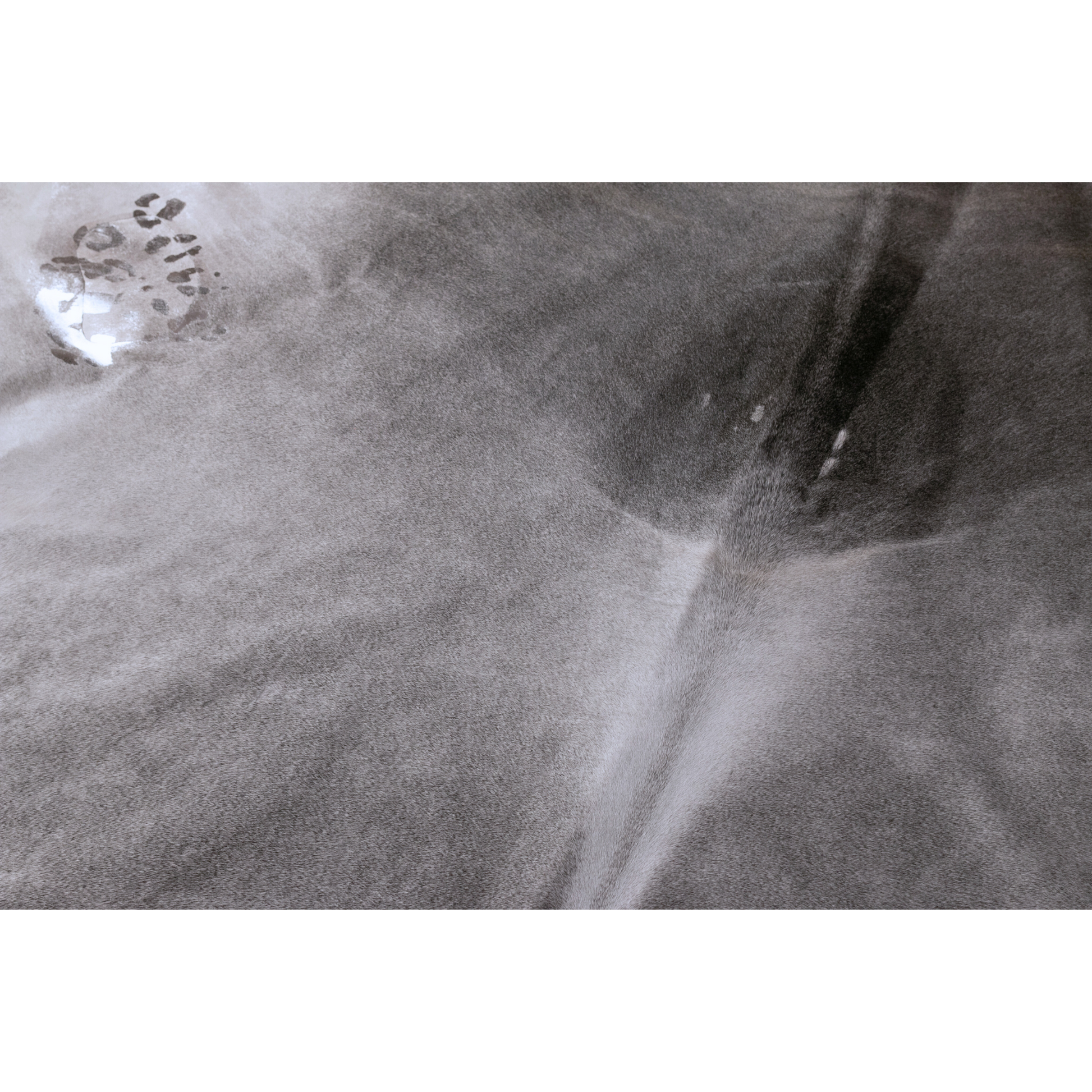 Tapete cuero de pelo gris con detalles en plata