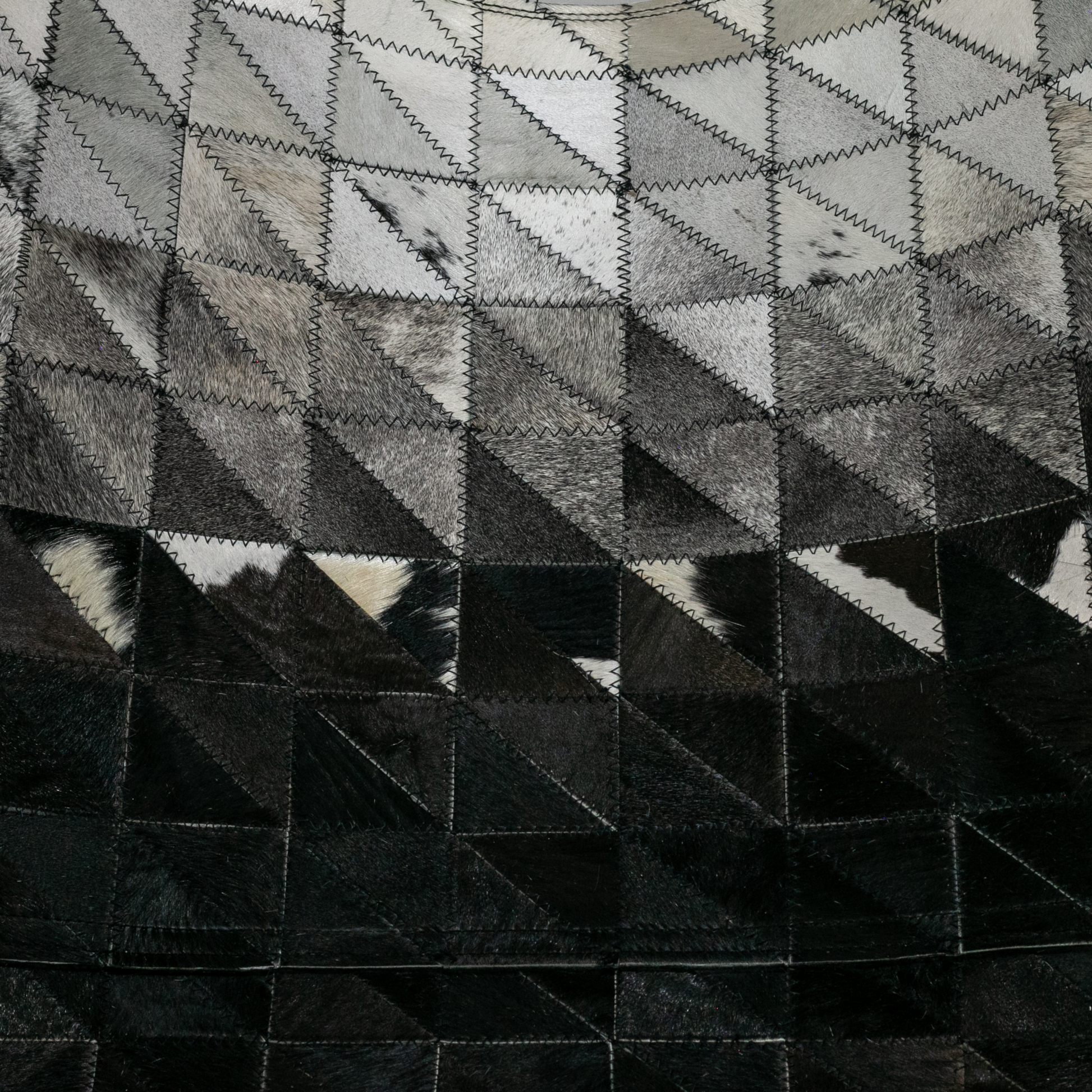 Silla mariposa con pelo efecto degradado blanco y negro