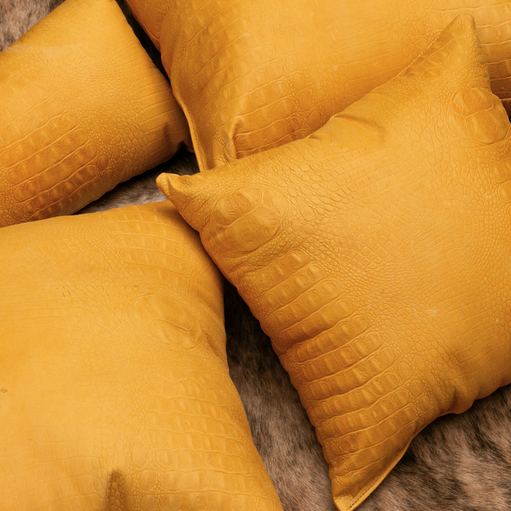 Cojín cocodrilo amarillo