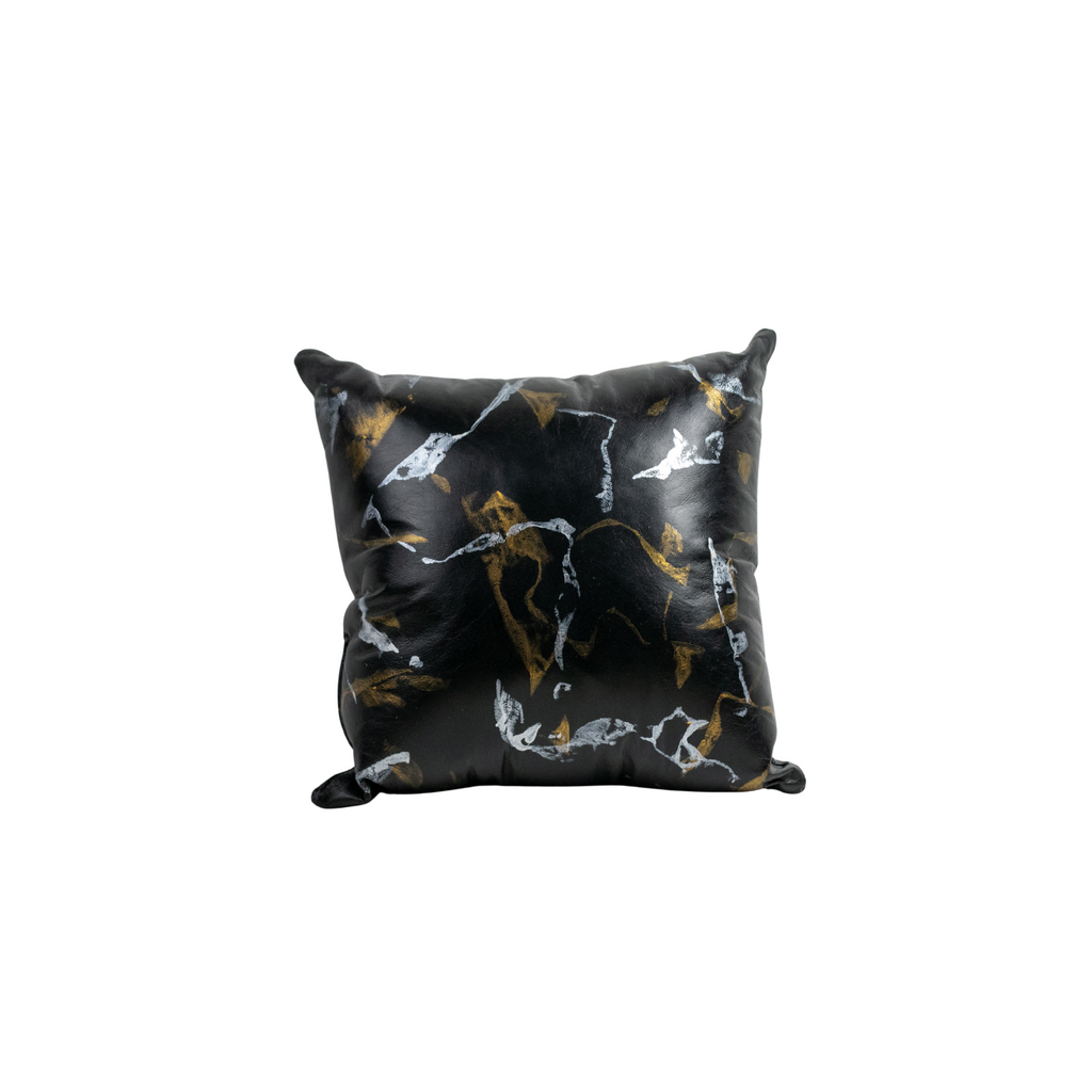 Cojín de Cuero Negro con Detalles Oro y Plata | Suave al Tacto