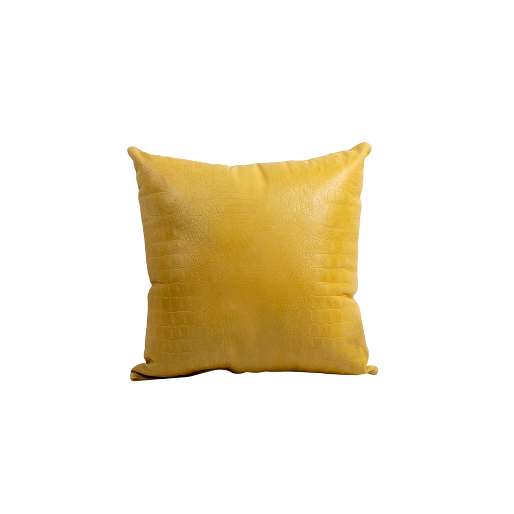 Cojín de Piel Amarilla con Grabado de Cocodrilo | Diseño Elegante 50 x 50 cm