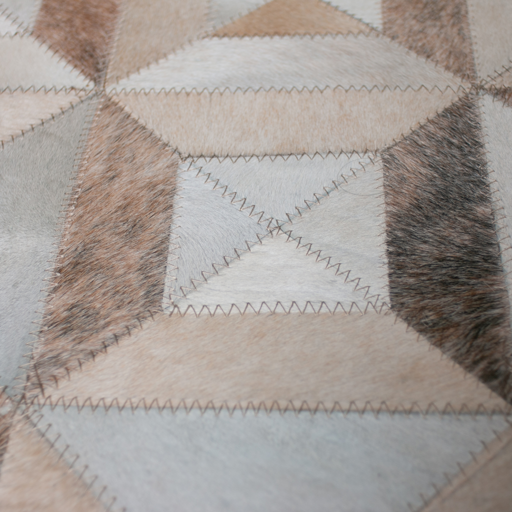 Tapete pie de cama de cuero con pelo en tonos arena, blanco y dorado | Modelo Tiempo 100 x 60 cm