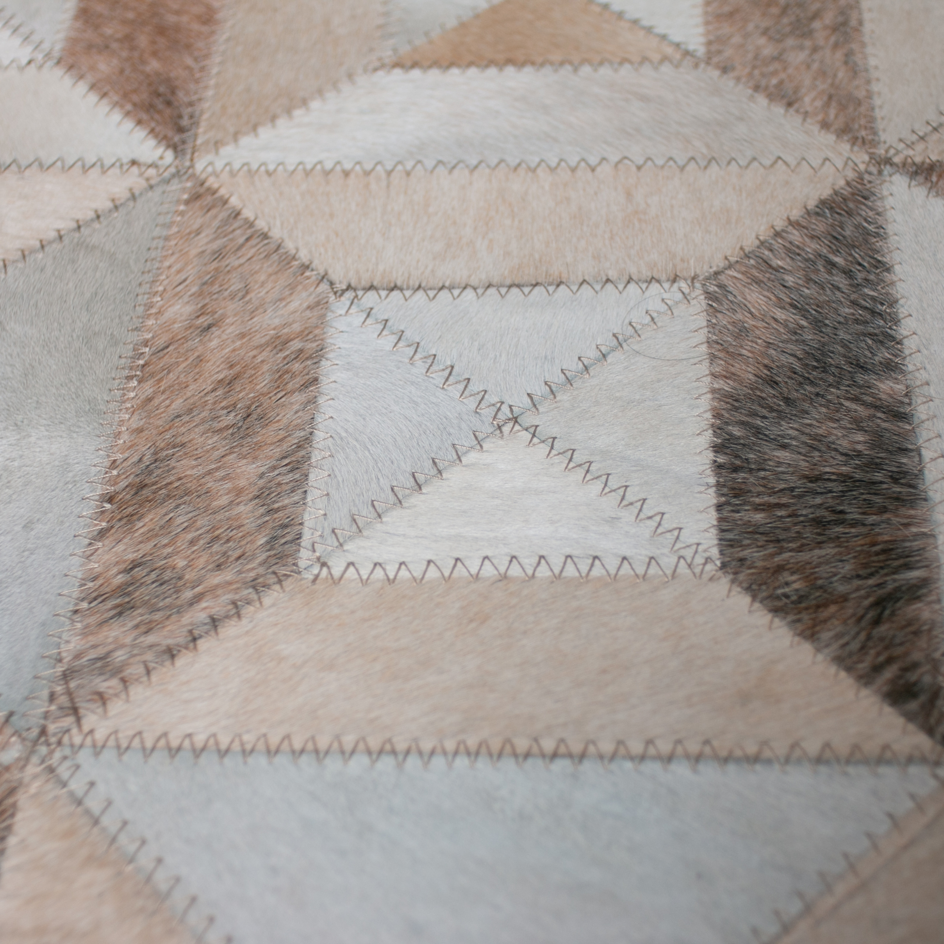 Tapete pie de cama de cuero con pelo en tonos arena, blanco y dorado | Modelo Tiempo 100 x 60 cm